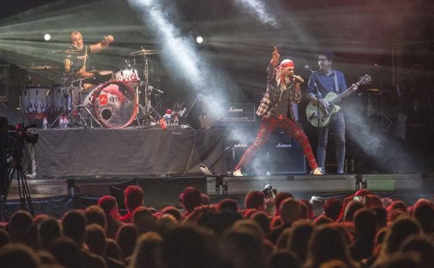 El Drogas y su banda durante la actuación de anoche en el festival ‘Rock en la Feria