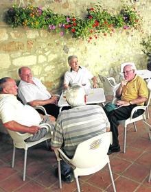 Imagen secundaria 2 - Arriba, Pascual pasa de vender 4 barras a cerca de 40. En el medio, Adrián (en el centro) ha vuelto a darle vida al restaurante de El Castellar. Ahora abre a las nueve de la mañana y cierra a las doce de la noche. Abajo, no parecen muchos, pero sí lo son en un pueblo que se queda con las calles vacías en los días más duros del invierno