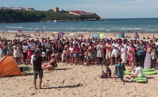 El colectivo SOS Suances protestó el viernes por la tarde por los más de 20 vertidos que tienen detectados en la ría de San Martín.