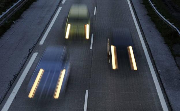 Varios automóviles en una autovía de Oviedo. 