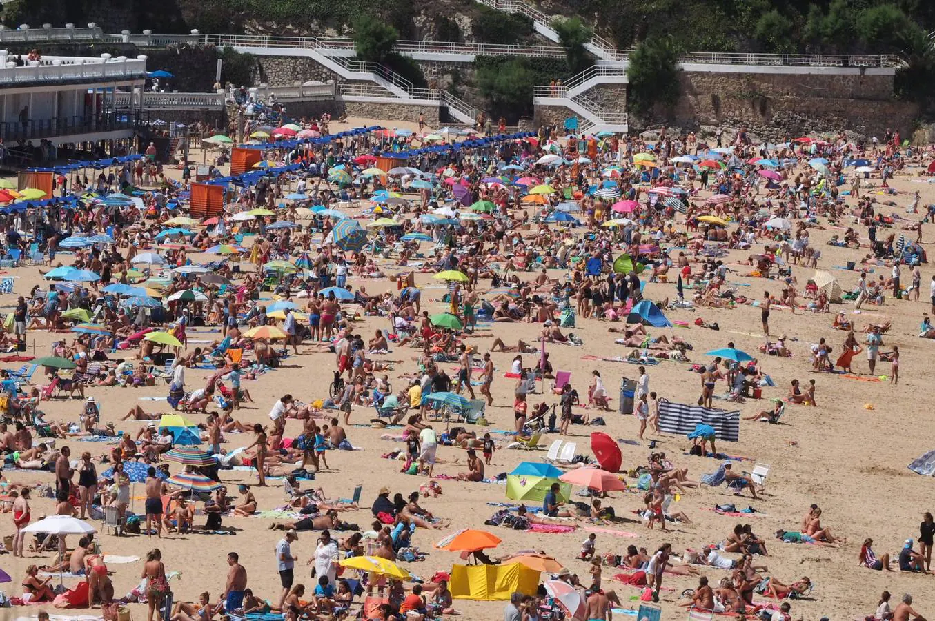 Las playas de El Sardinero, abarrotadas este domingo