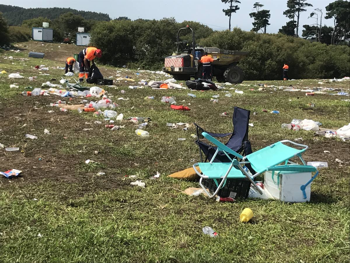 La basura que dejó el Delirium Festival en el cabo Quintres de Ajo