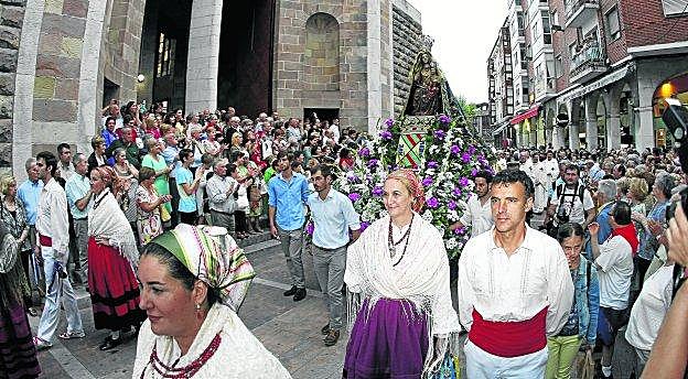 Procesión. La imagen de la Virgen Grande inicia el recorrido entre la iglesia de la Plaza Baldomero Iglesias y la de la Asunción.