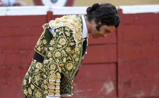 Morante de la Puebla saluda al termino de su faena en la plaza de toros de Marbella. 