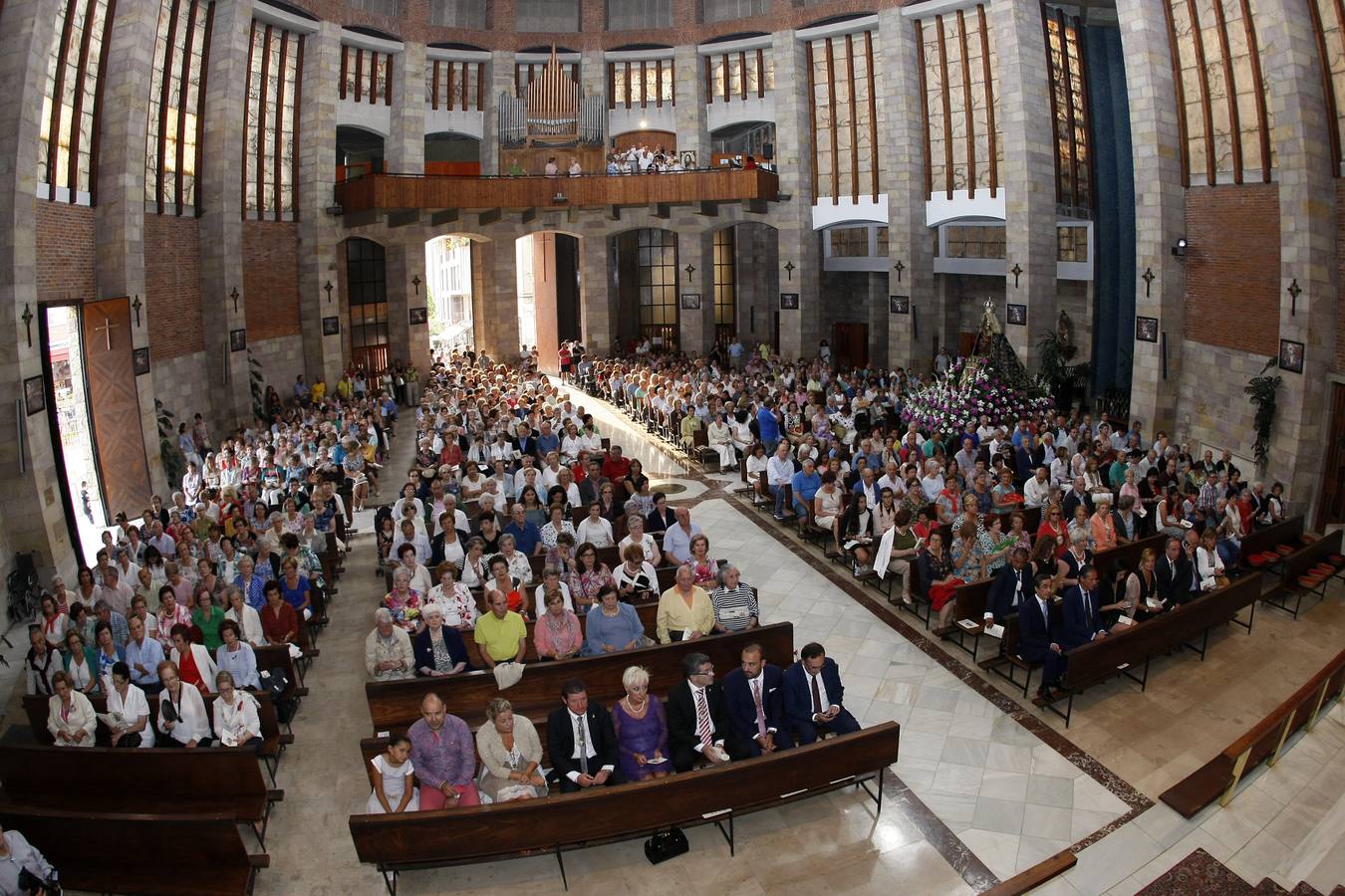 Fervor por la Virgen Grande en la procesión de Torrelavega