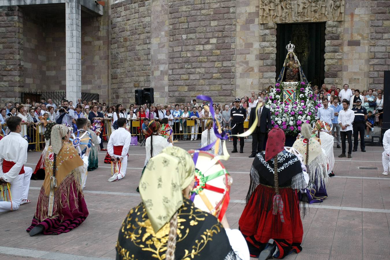 Fervor por la Virgen Grande en la procesión de Torrelavega