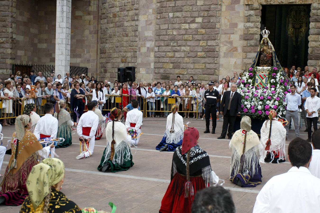 Fervor por la Virgen Grande en la procesión de Torrelavega