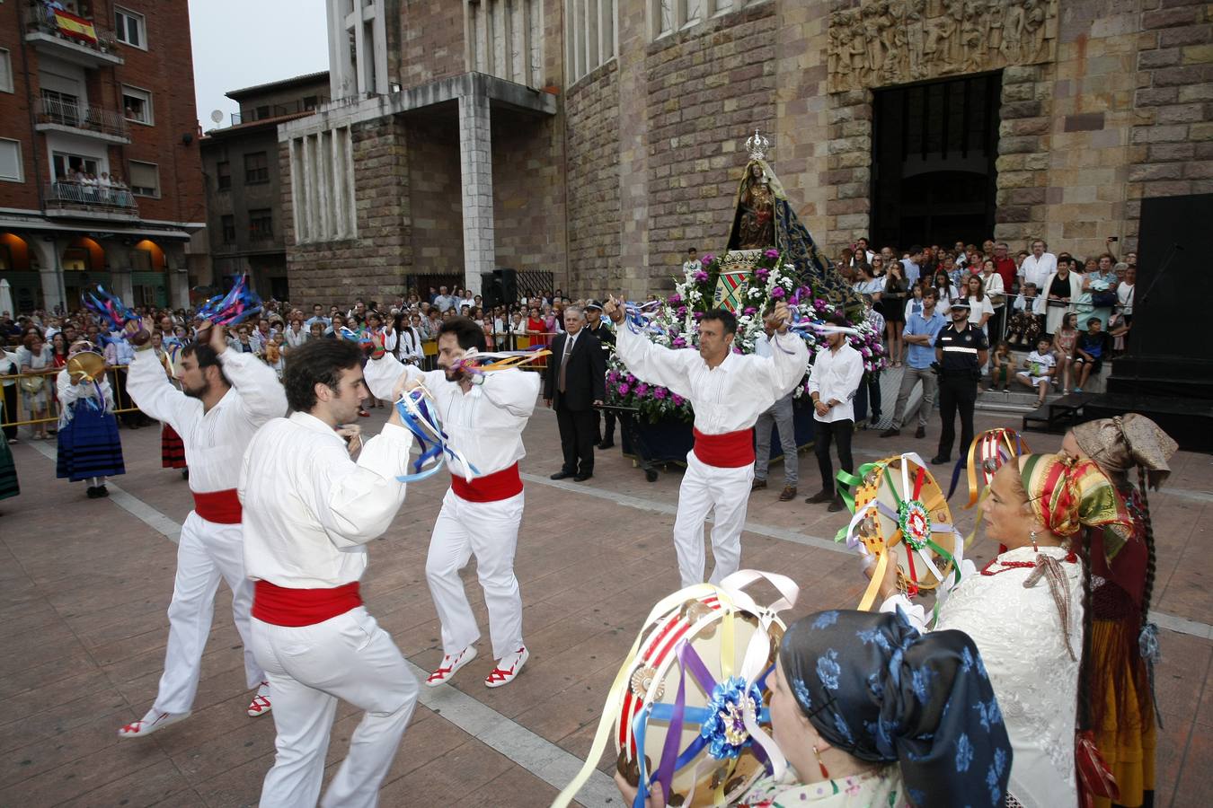 Fervor por la Virgen Grande en la procesión de Torrelavega