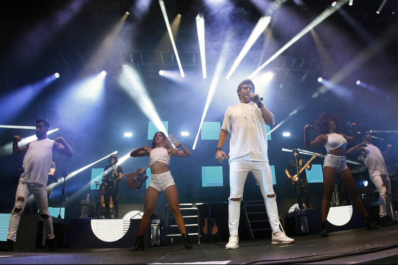 El cantante venezolano protagonizó anoche un concierto muy especial, con muchos guiños a la ciudad y hasta sacando a bailar dos mujeres del público