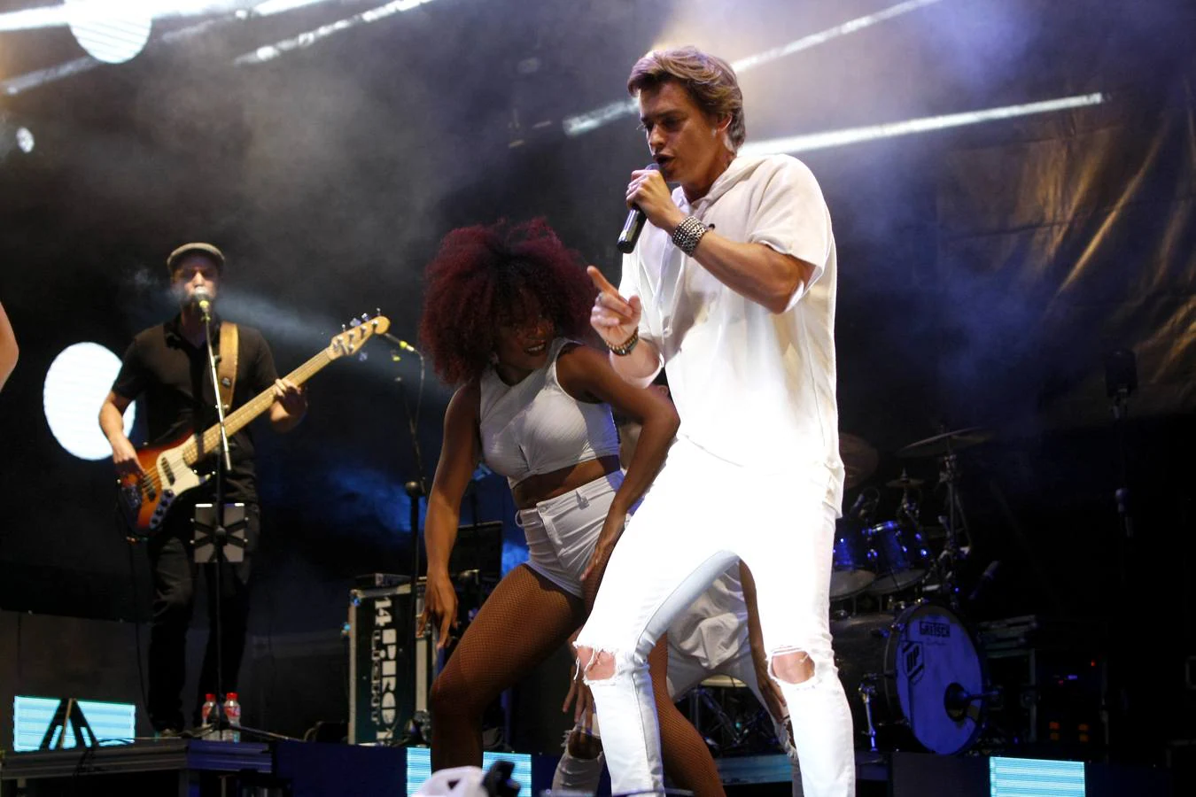 El cantante venezolano protagonizó anoche un concierto muy especial, con muchos guiños a la ciudad y hasta sacando a bailar dos mujeres del público