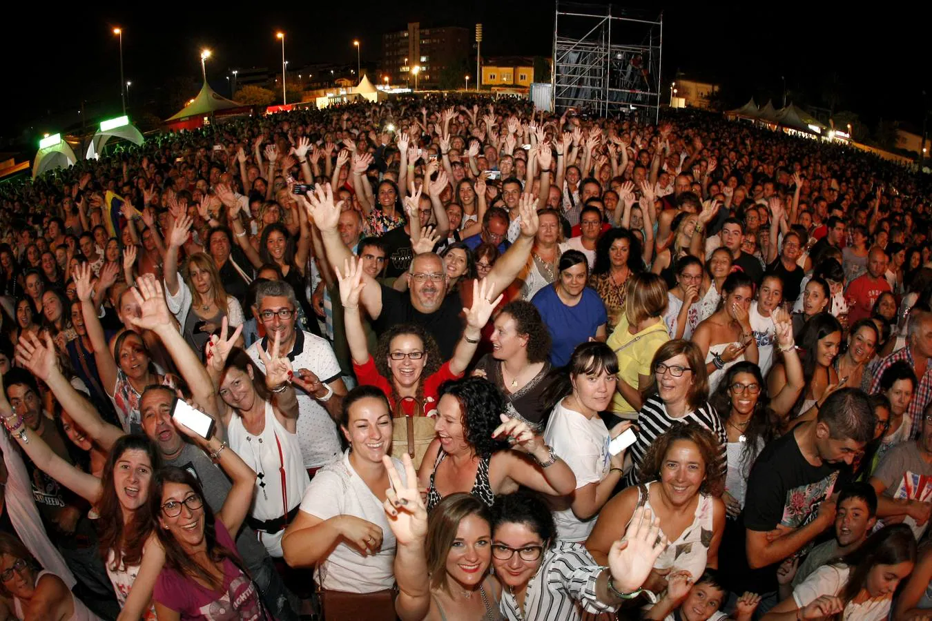 El cantante venezolano protagonizó anoche un concierto muy especial, con muchos guiños a la ciudad y hasta sacando a bailar dos mujeres del público