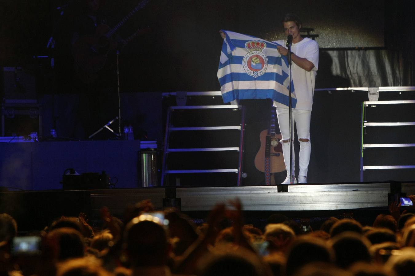 El cantante venezolano protagonizó anoche un concierto muy especial, con muchos guiños a la ciudad y hasta sacando a bailar dos mujeres del público