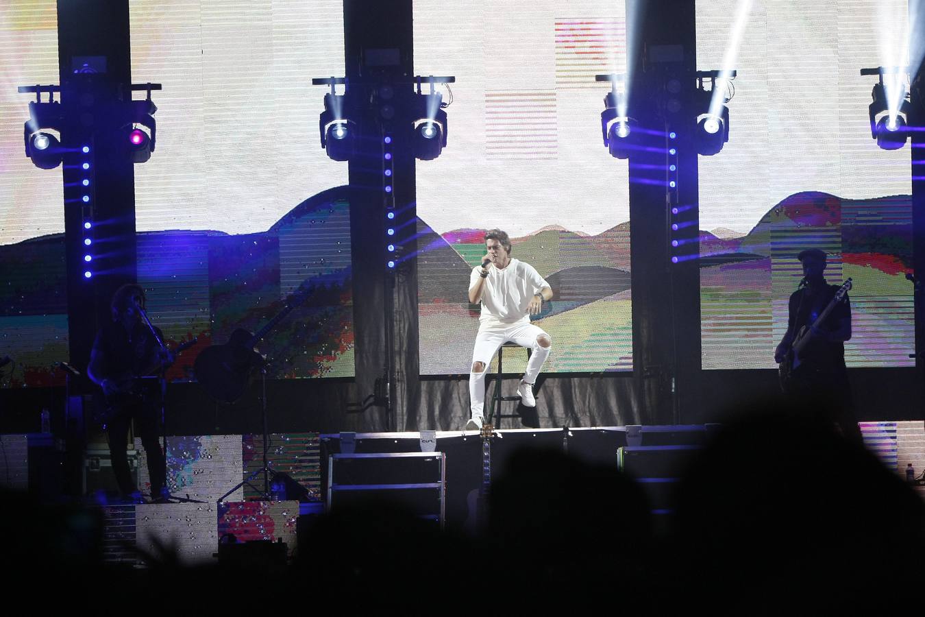 El cantante venezolano protagonizó anoche un concierto muy especial, con muchos guiños a la ciudad y hasta sacando a bailar dos mujeres del público