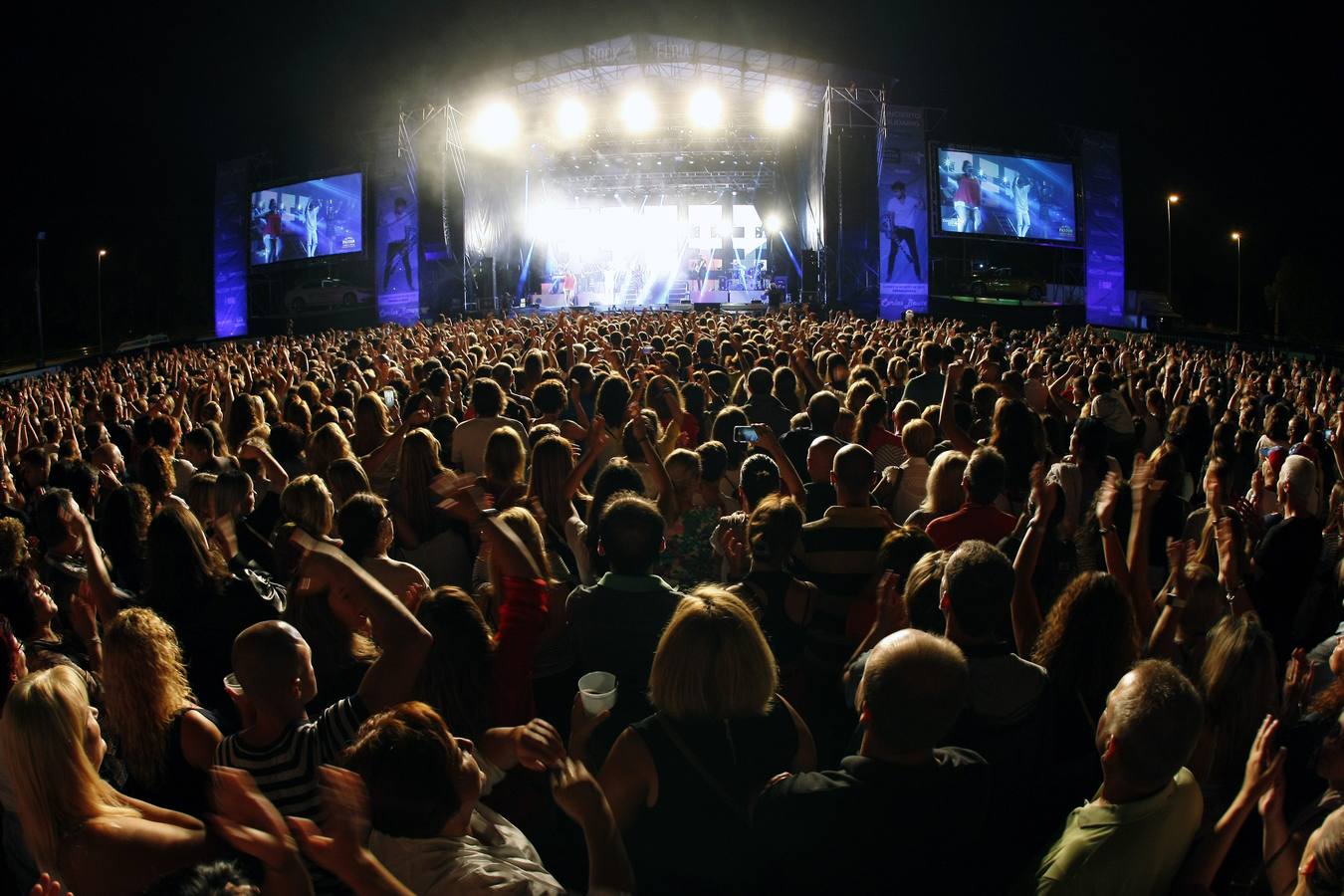 El cantante venezolano protagonizó anoche un concierto muy especial, con muchos guiños a la ciudad y hasta sacando a bailar dos mujeres del público