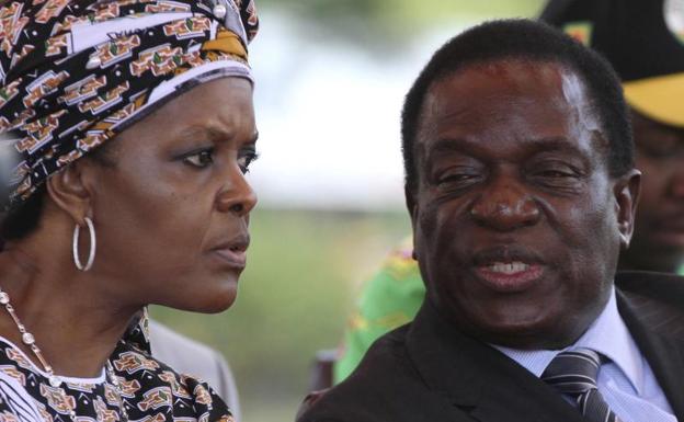 Grace Mugabe, junto a Robert Mugabe.