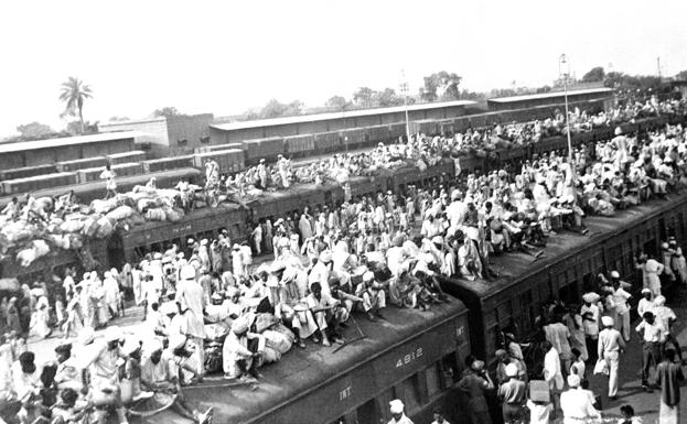 Imagen principal - Limpieza étnica . Un tren cargado con miles de hindúes se cruza con otro abarrotado de musulmanes en la ciudad fronteriza de Amritsar, en octubre de 1947. Abajo, éxodo en carros y buitres cebándose con los cadáveres de las víctimas de la masacre de Calcuta. :