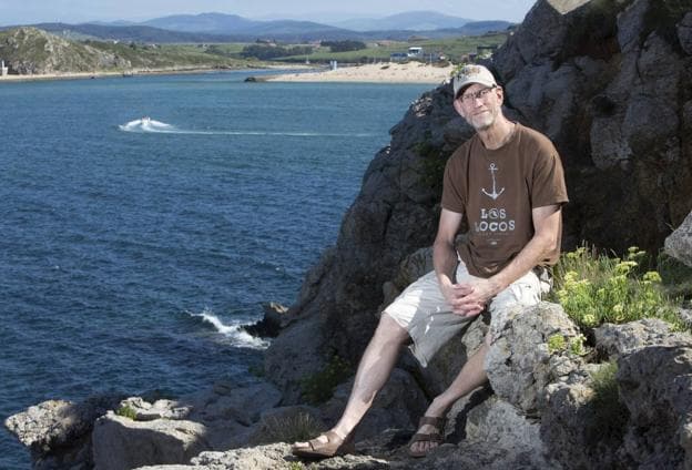 Mats Olsson aprovecha los veranos en Suances para andar en bicicleta y darse a la buena vida. :: celedonio