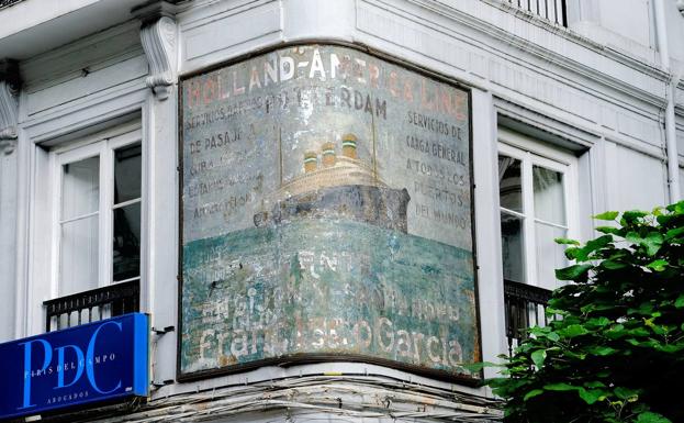 El mural de la antigua naviera Holland-América Line, junto a la Plaza de Pombo, será restaurado por el Ayuntamiento