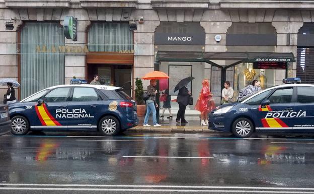 Coches de policía a las puertas del salón de juegos