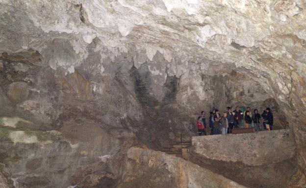 Trece personas forman el grupo en cada pase a la cueva de El Castillo, una de las cavidades de Puente Viesgo con arte rupestre paleolítico