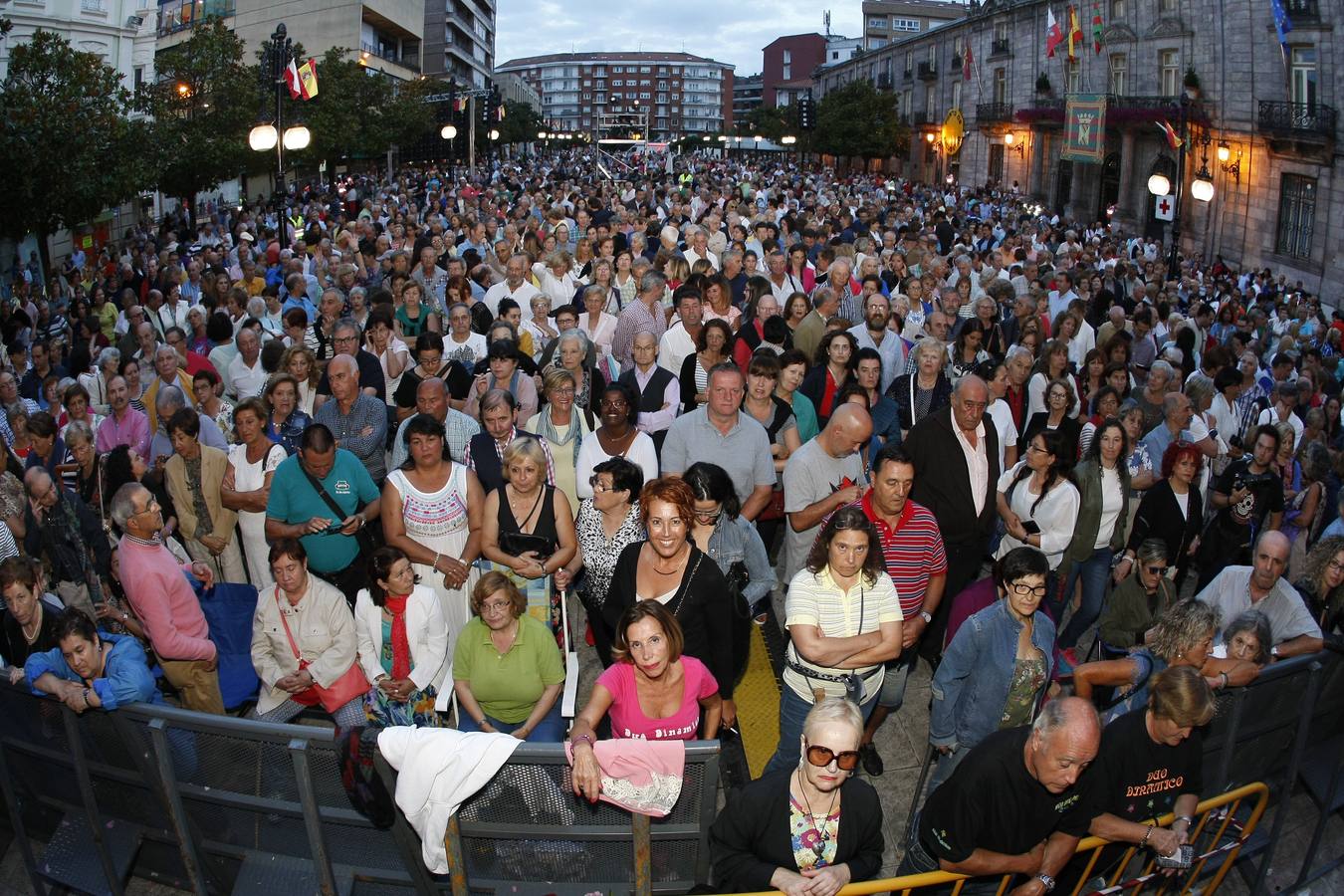El Dúo Diámico inauguró los conciertos gratuitos de La Patrona de Torrelavega, ayer día 15 de agosto, en el Bulevar Demetrio Herrero. 