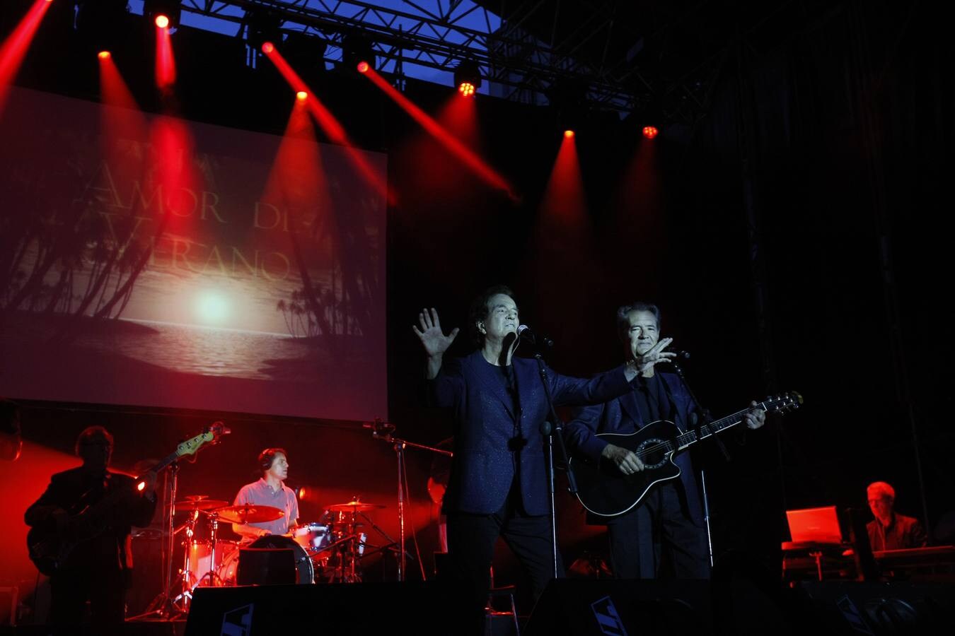 El Dúo Diámico inauguró los conciertos gratuitos de La Patrona de Torrelavega, ayer día 15 de agosto, en el Bulevar Demetrio Herrero. 