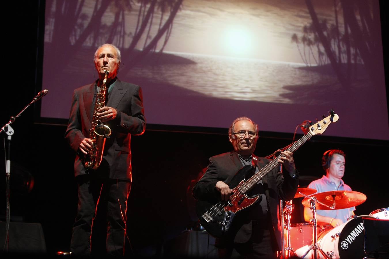 El Dúo Diámico inauguró los conciertos gratuitos de La Patrona de Torrelavega, ayer día 15 de agosto, en el Bulevar Demetrio Herrero. 