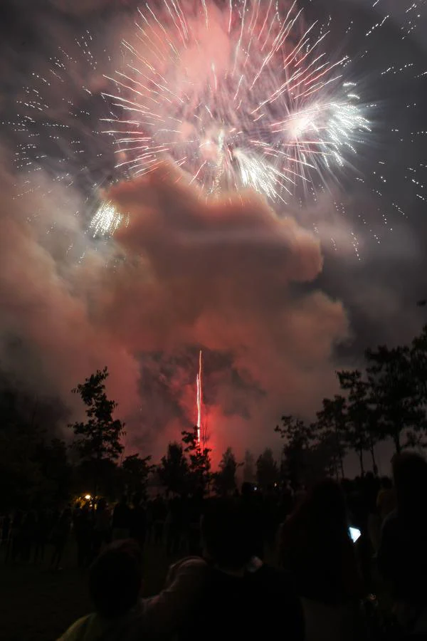 A las 00.00 horas en el Bulevar Ronda, junto al pabellón María Pardo de Nueva Ciudad, ayer día 15 de agosto, se pudo disfrutar de los fuegos artificiales.