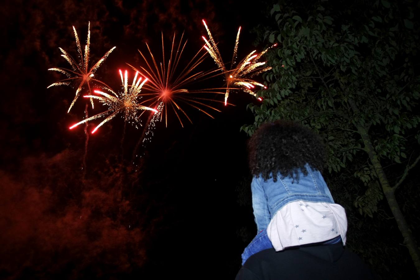 A las 00.00 horas en el Bulevar Ronda, junto al pabellón María Pardo de Nueva Ciudad, ayer día 15 de agosto, se pudo disfrutar de los fuegos artificiales.