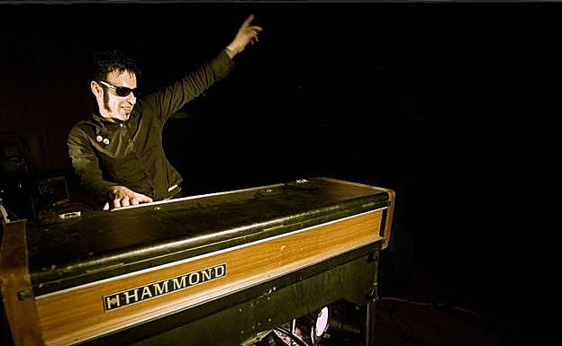 David deLlera: voz, acústica, eléctrica y hammond.