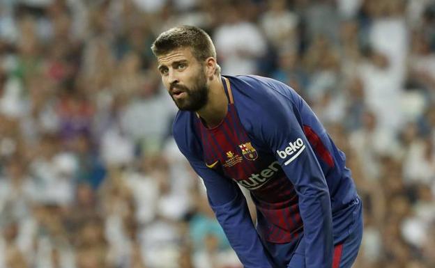 Piqué, durante el partido en el Santiago Bernabéu. 