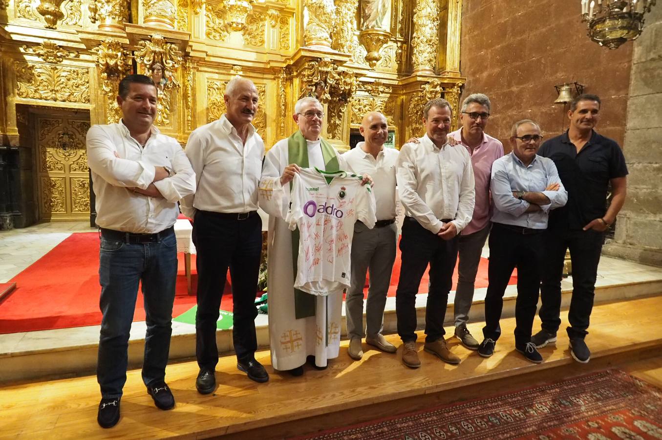 El Racing Club de Santander realiza su tradicional ofrenda floral a la Virgen Bien Aparecida