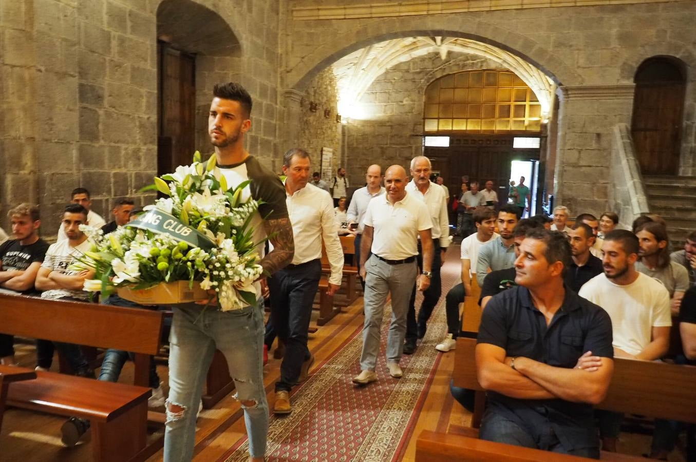 El Racing Club de Santander realiza su tradicional ofrenda floral a la Virgen Bien Aparecida