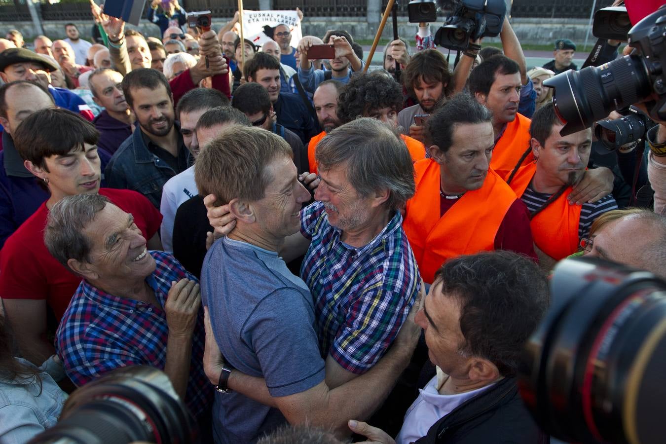 Familiares y amigos han recibido al exsecretario general de LAB a las puertas del centro penitenciario y posteriormente se han trasladado a Muskiz para celebrar allí un acto de homenaje. El miercoles, delegación del Gobierno en Cantabria prohibió hacerlo a las puertas de El Dueso. // Javier Cotera