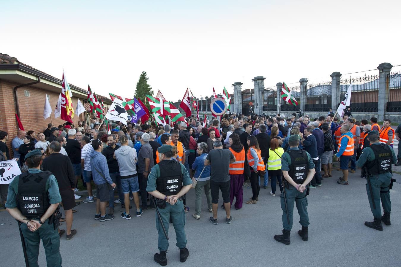 Familiares y amigos han recibido al exsecretario general de LAB a las puertas del centro penitenciario y posteriormente se han trasladado a Muskiz para celebrar allí un acto de homenaje. El miercoles, delegación del Gobierno en Cantabria prohibió hacerlo a las puertas de El Dueso. // Javier Cotera