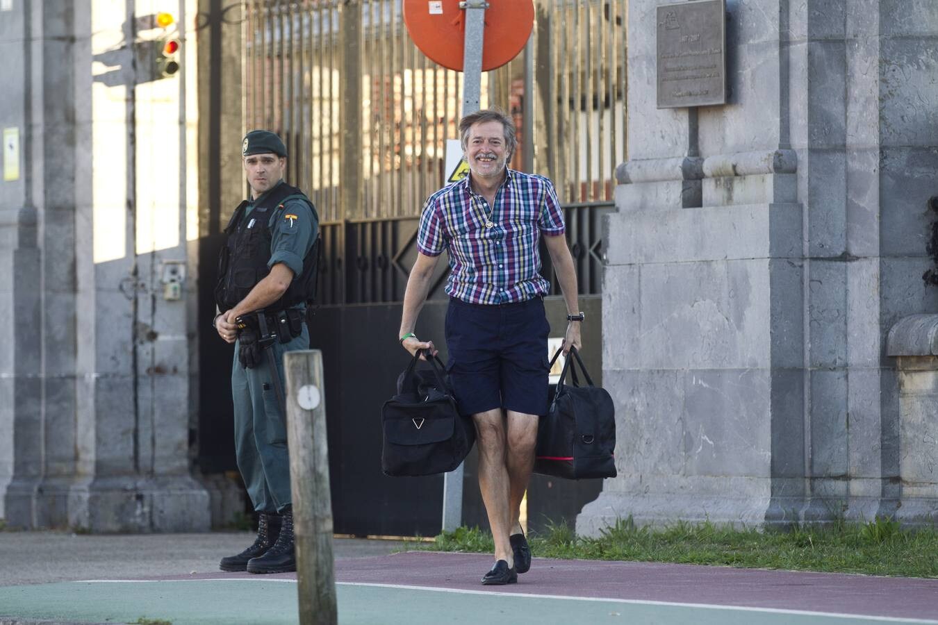 Familiares y amigos han recibido al exsecretario general de LAB a las puertas del centro penitenciario y posteriormente se han trasladado a Muskiz para celebrar allí un acto de homenaje. El miercoles, delegación del Gobierno en Cantabria prohibió hacerlo a las puertas de El Dueso. // Javier Cotera