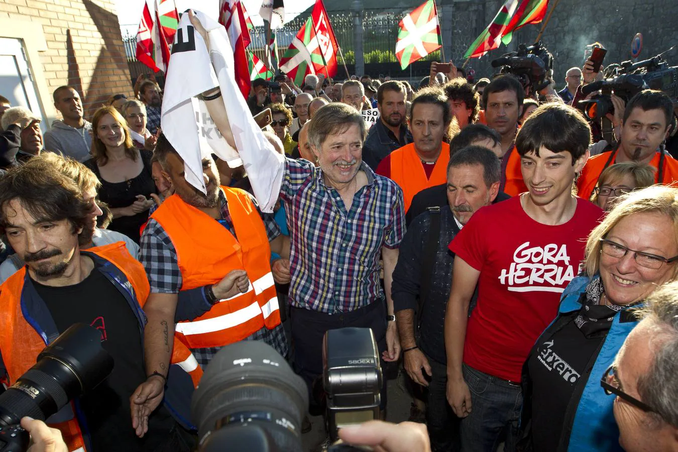 Familiares y amigos han recibido al exsecretario general de LAB a las puertas del centro penitenciario y posteriormente se han trasladado a Muskiz para celebrar allí un acto de homenaje. El miercoles, delegación del Gobierno en Cantabria prohibió hacerlo a las puertas de El Dueso. // Javier Cotera