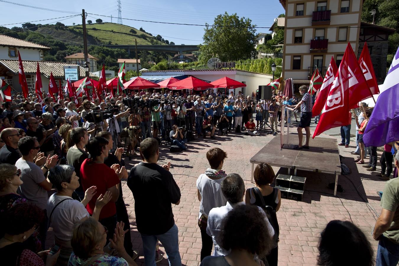 Familiares y amigos han recibido al exsecretario general de LAB a las puertas del centro penitenciario y posteriormente se han trasladado a Muskiz para celebrar allí un acto de homenaje. El miercoles, delegación del Gobierno en Cantabria prohibió hacerlo a las puertas de El Dueso. // Javier Cotera