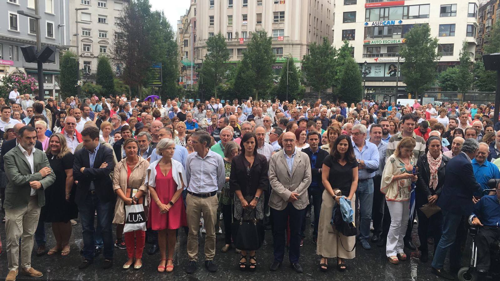 Minuto de sliencia a las puertas del Ayuntamiento de Santander