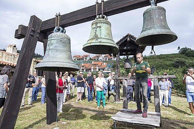 Imagen de un acto de los campaneros congregados en Meruelo. 