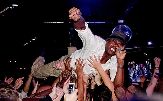 El cantante estadounidense Dre Gipson y su grupo cántabro 'The Black Joke Cannon' acturán este sábado.