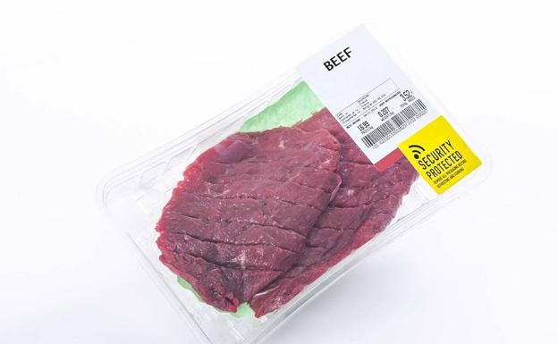 Candado. Un envase de carne protegido contra el robo en supermercados. Arriba, el código QR permite obtener información a través del móvil.