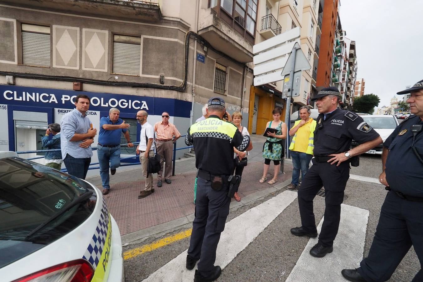 Vecinos del edificio de la calle del Sol entran a sus casas