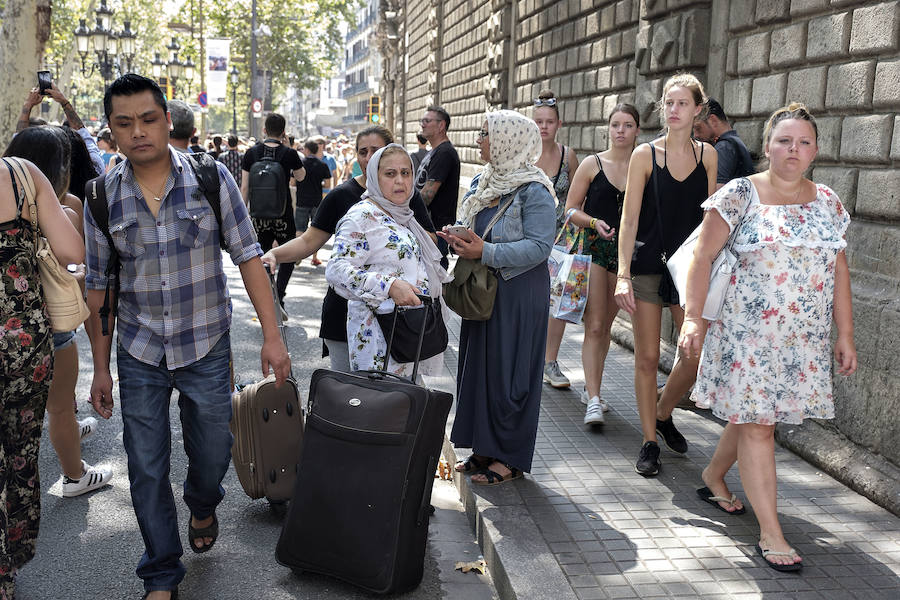 Centenares de personas se concentran en Barcelona para rechazar el atentado terrorista.