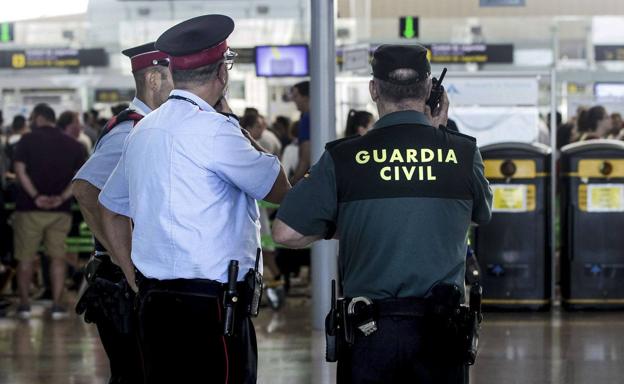 La Guardia Civil se encarga de coordinar la seguridad de los pasajeros en el aeródromo barcelonés de El Prat. 