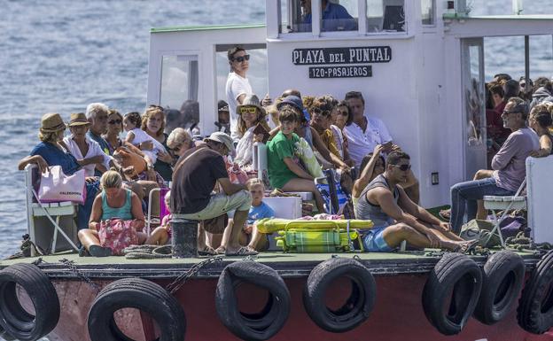 Turistas a bordo de una embarcación con destino a la playa del Puntal.