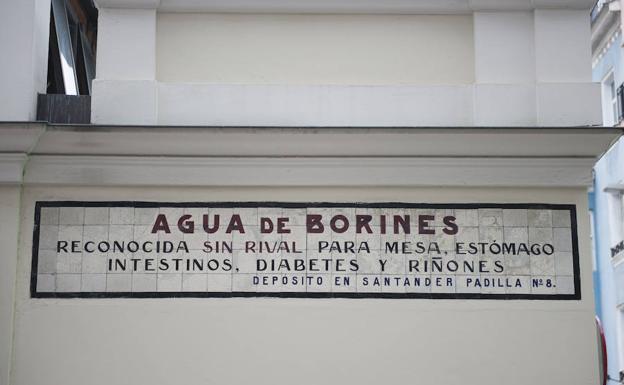 Mural cerámico publicitario del Agua de Borines, situado en la fachada Norte del Mercado del Este