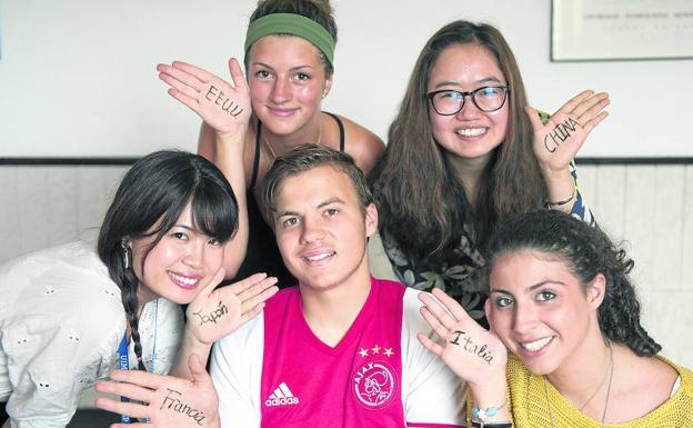 Collage de países. De izquierda a derecha, arriba, Elena Engel y Yanling Han. Debajo, Miho Matsumoto, Emmanuel Richard-Bréauté y Giulia Rizzo