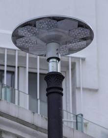 Imagen secundaria 2 - Farola en García Lago, con los cristales de los faroles ya eliminados; farola en la plaza de Cañadío, aún con globo; y l globo ha sido sustituido por un plato.