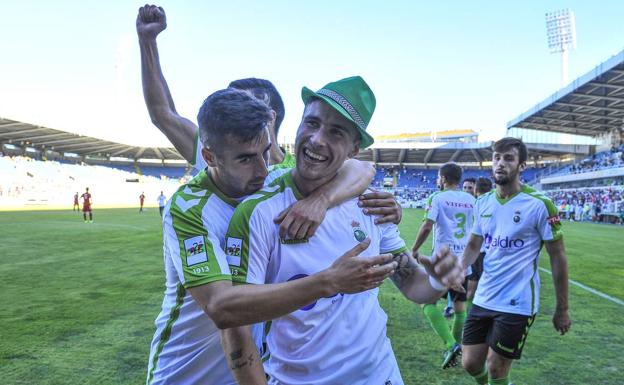 Aquina celebra con sus compañeros el gol de la victoria.l